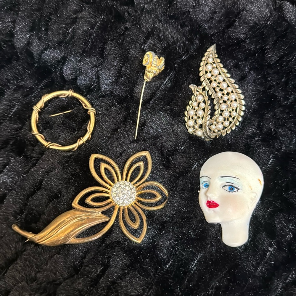 Vintage collection of Women’s pins/broches
